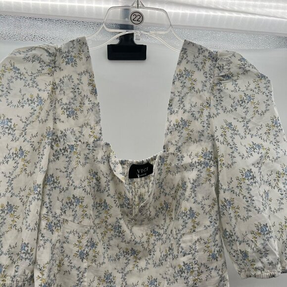 Vici Women's Short Puff Sleeve Floral Crop Top Sweetheart Neck Size Large - Picture 2 of 9